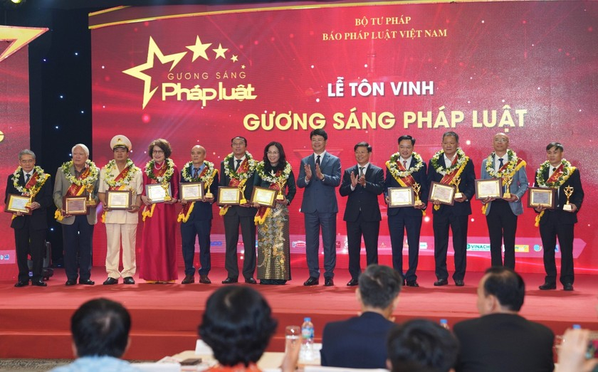 Lễ vinh danh “Gương sáng Pháp luật” năm 2023. (Ảnh: PV).