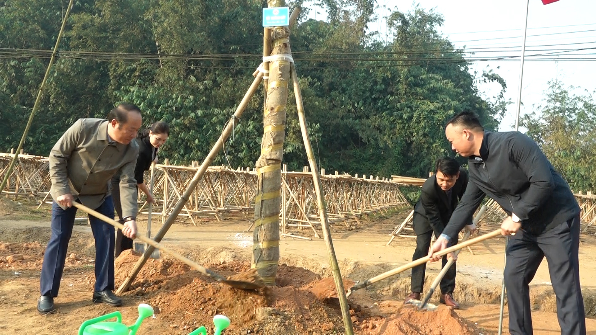 Ông Lưu Quang Huy, (bìa trái) Bí thư huyện uỷ huyện Hạ Hoà trồng cây lưu niệm tại Đền Chu Hưng - Tết trồng cây Xuân Quý Mão 2023. Ảnh CTTĐT huyện Hạ Hoà