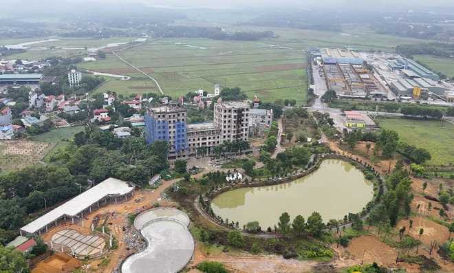 Toàn cảnh khu sinh thái xây dựng trái phép có diện tích rộng hàng nghìn mét vuông, nằm sát QL21 tại thôn Đồi Vua, xã Sơn Đông, TX. Sơn Tây, Hà Nội