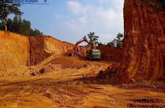 Tuyên Quang: Doanh nghiệp ngang nhiên múc đất rừng đi lấp ruộng và đổ nền đường tại xã Đông Thọ