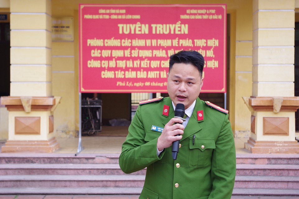 Tuyên truyên viên Phòng Cảnh sát Quản lý hành chính về trật tự xã hội, Công an tỉnh tuyên truyền Luật quản lý, sử dụng vũ khí, vật liệu nổ, công cụ hỗ trợ; Nghị định 137 của Chính phủ về quản lý, sử dụng pháo cho cán bộ giáo viên, học sinh Trường Cao đẳng Thuỷ lợi Bắc Bộ