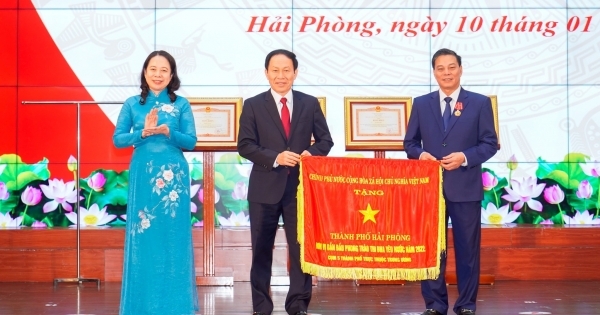 TP Hải Phòng đón nhận Cờ thi đua của Chính phủ