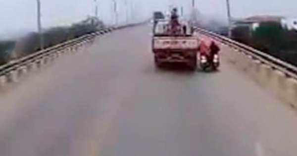 Phú Thọ: Khởi tố tài xế cố tình bẻ lái khiến 2 người đi xe máy bị ngã