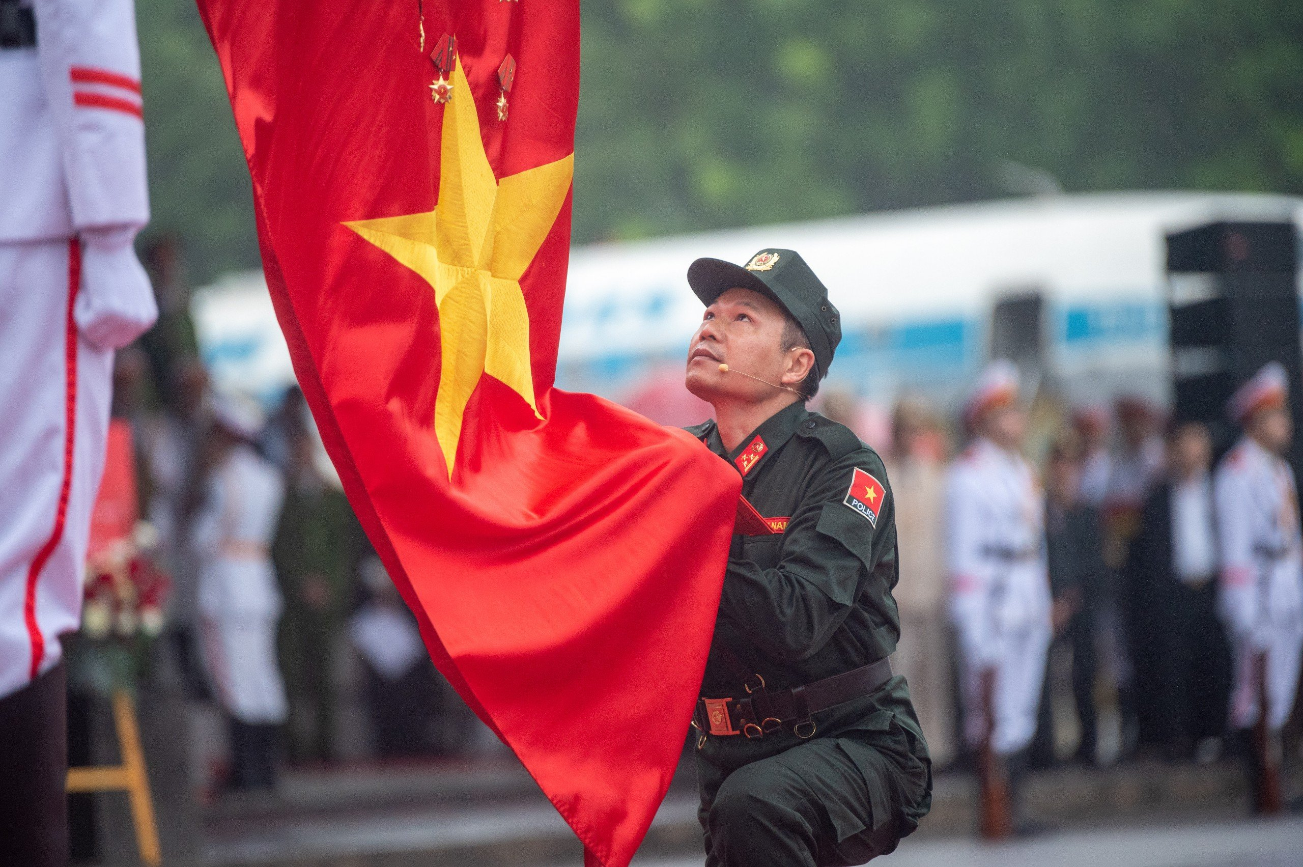 Thượng tá Nguyễn Văn Nam, Chỉ huy trưởng Đơn vị Cảnh sát gìn giữ hòa bình số 1, hôn quốc kỳ sau khi đọc lời tuyên thệ