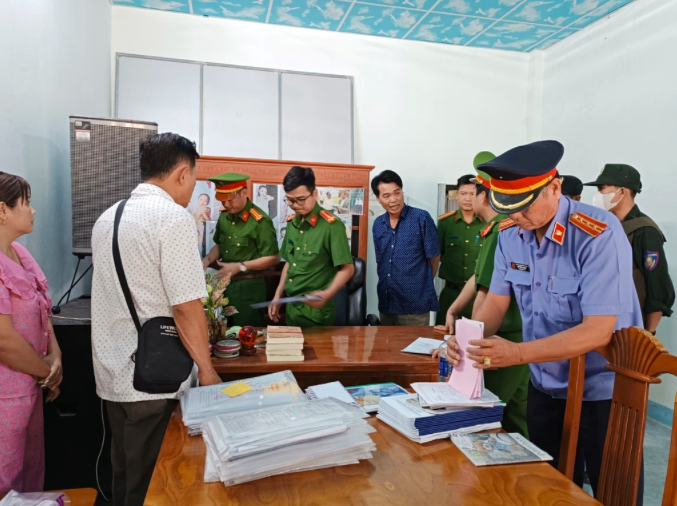 Lực lượng điều tra khám xét nhà của Nghị (Ảnh: Văn Vũ).