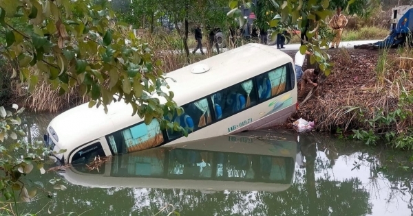 Quảng Ninh: Đường trơn, taxi mất lái hạ gục xe khách và xe tải