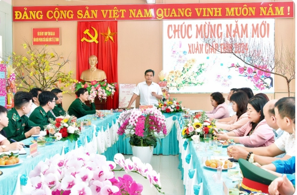 Bí thư Tỉnh ủy Hồ Văn Niên thay mặt Tỉnh ủy, HĐND, UBND, UBMTTQVN tỉnh thăm, tặng quà và chúc mừng cán bộ, chiến sỹ Đồn Biên phòng Cửu khẩu Quốc tế Lệ Thanh. Ảnh: Báo Gia Lai