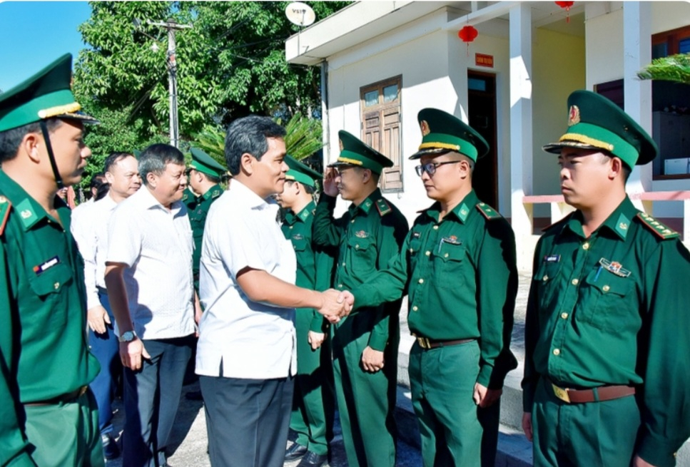 Chiến sỹ Đồn biên phòng Ia Chía( huyện Ia Grai) vui mừng đón đoàn công tác do Bí thư Tỉnh ủy Hồ Văn Niên đến thăm và kiểm tra công tác sẵn sàng chiếu đấu. Ảnh: Báo Gia Lai