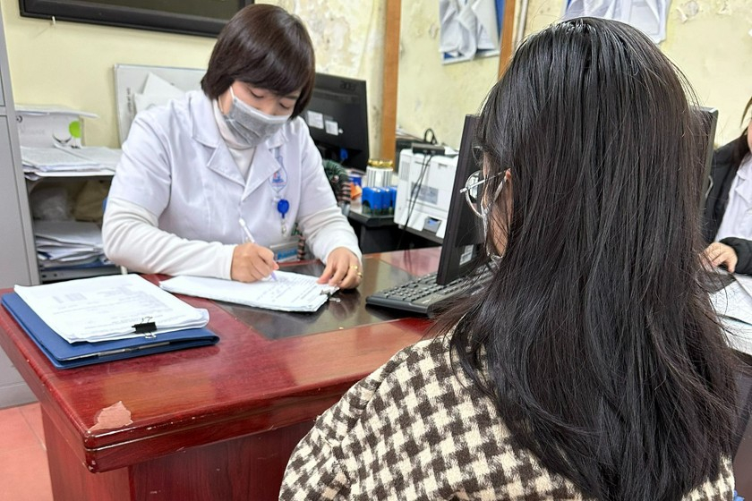 Bác sĩ của Trung tâm Pháp y Hà Nội khám, tư vấn cho một nạn nhân của “tình yêu trên mạng”. (Nguồn ảnh: TTPYHN)