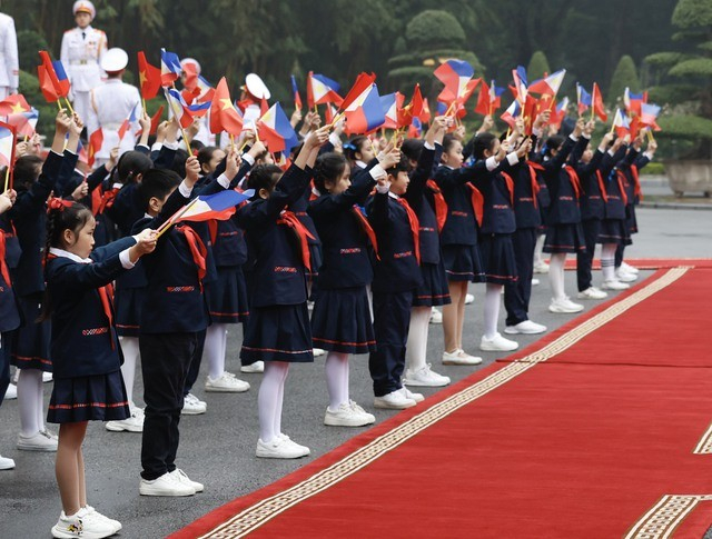 Thiếu nhi Thủ đô chào đón Tổng thống Philippines Ferdinand Romualdez Marcos Jr và Phu nhân thăm cấp Nhà nước tới Việt Nam - Ảnh: VGP/Nhật Bắc