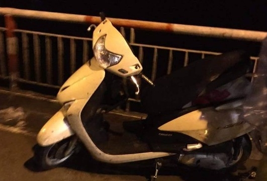 Xe m&aacute;y của nạn nh&acirc;n tr&ecirc;n cầu Chương Dương ( ảnh vivian Phạm)&nbsp;