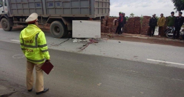 Hà Nội: Đâm vào đuôi xe tải, một phụ nữ tử vong tại chỗ