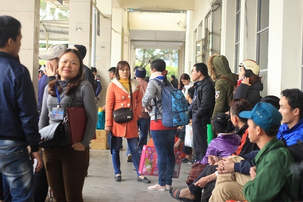 T&igrave;nh trạng hết nghế, kh&aacute;ch qu&aacute; tải đổ về bến xe rất đ&ocirc;ng trong những ng&agrave;y n&agrave;y.&nbsp;Ảnh: Như Trường.