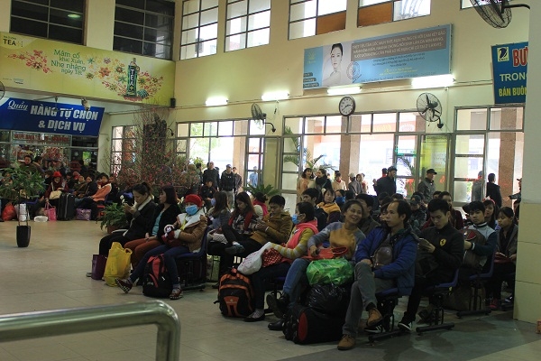 Mặc d&ugrave; trời lạnh tr&ecirc;n dưới 10oC, nhưng theo ghi nhận của PV, th&igrave; &nbsp;người d&acirc;n đ&atilde; c&oacute; mặt tại c&aacute;c bến xe từ rất sớm.&nbsp;Ảnh: Như Trường.