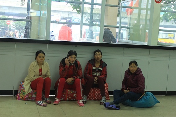 H&igrave;nh ảnh những người kh&aacute;ch vạ vật, co ro đợi mua v&eacute; tại c&aacute;c bến xe.&nbsp;Ảnh: Như Trường.