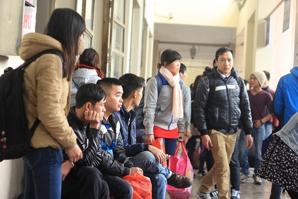 Những h&agrave;nh kh&aacute;ch&nbsp; mang vẻ mệt mỏi khi chờ đợi.&nbsp;Ảnh: Như Trường.