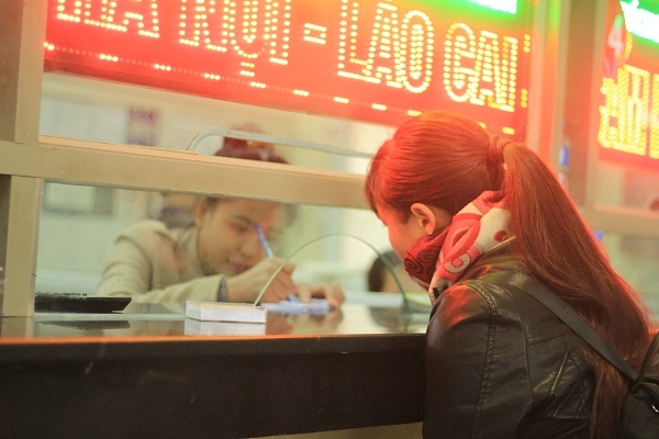 Một h&agrave;nh kh&aacute;ch vui mừng khi mua được v&eacute;.&nbsp;Ảnh: Như Trường.