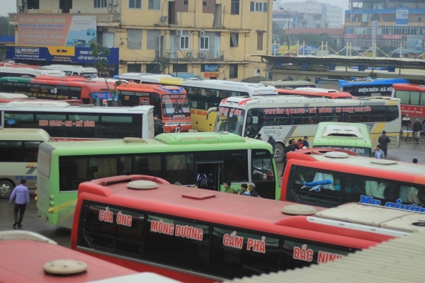 Để phục vụ nhu cầu đi lại của người d&acirc;n trong dịp Tết nguy&ecirc;n đ&aacute;n, c&aacute;c bến xe đ&atilde; bắt đầu tăng cường th&ecirc;m tần suất lượt, số chuyến.&nbsp;Ảnh: Như Trường.
