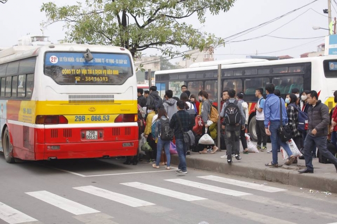 Tại bến xe Gi&aacute;p B&aacute;t, số lượng người đổ về kh&ocirc;ng k&eacute;m bến xe Mỹ Đ&igrave;nh.&nbsp;Ảnh: Như Trường.
