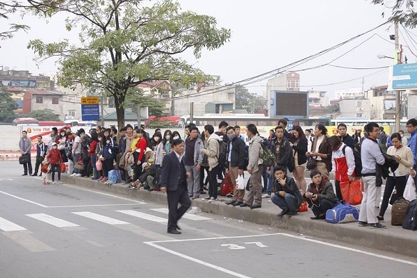 Hầu như tại bến xe n&agrave;o cũng c&oacute; những h&igrave;nh ảnh người d&acirc;n co ro chờ đợi để bắt được chuyến xe mong về qu&ecirc; sớm.&nbsp;Ảnh: Như Trường.