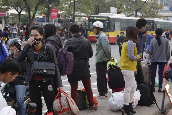 H&igrave;nh ảnh những người kh&aacute;ch vật vạ, co ro, ng&oacute;ng đợi tại c&aacute;c bến xe.&nbsp;Ảnh: Như Trường.