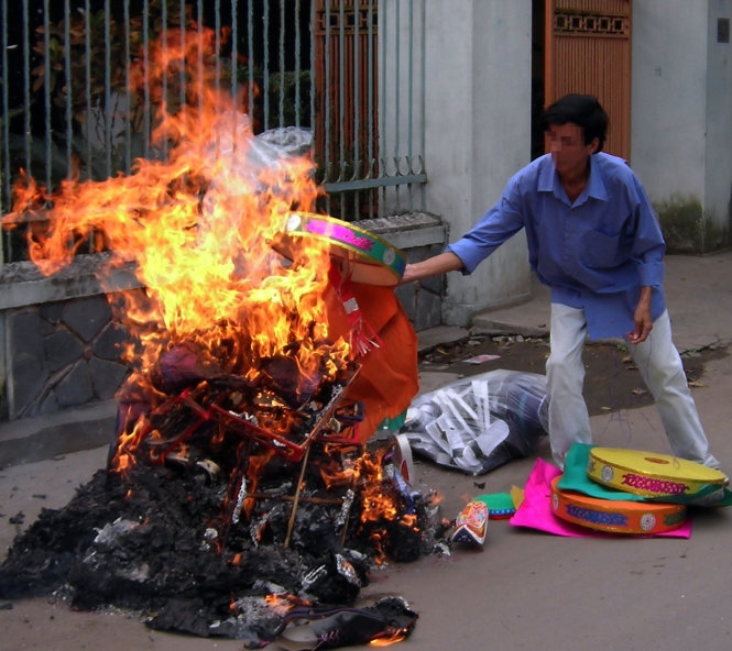 Người d&acirc;n đốt v&agrave;ng m&atilde; tr&ecirc;n phố. (Ảnh: Th&aacute;i Lộc).