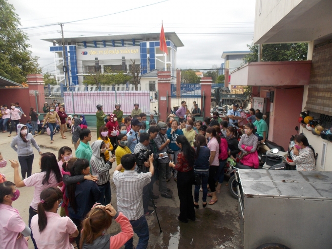 Gần 900 c&ocirc;ng nh&acirc;n đ&igrave;nh c&ocirc;ng, nguy&ecirc;n nh&acirc;n được cho l&agrave; để phản đối c&ocirc;ng ty trả lương, thưởng Tết chậm.