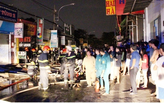 Hiện trường vụ ch&aacute;y rạng s&aacute;ng nay (1/2) tr&ecirc;n đường L&ecirc; Đức Thọ (TP HCM).