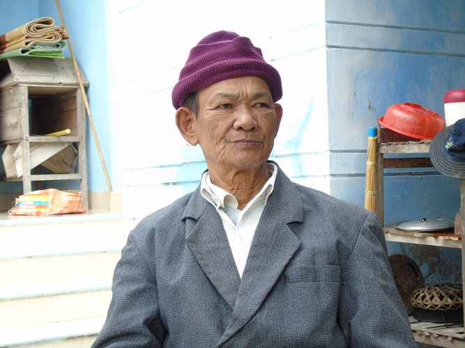 &Ocirc;ng Từ Đức Pha một trong những hộ gia đ&igrave;nh c&oacute; tr&acirc;u b&ograve; chết nhiều nhất.