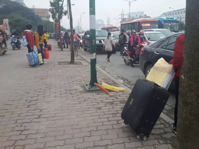 Xe dừng l&ograve;ng đường đ&oacute;n kh&aacute;ch, giao th&ocirc;ng trở n&ecirc;n lộn xộn, b&aacute;t nh&aacute;o.