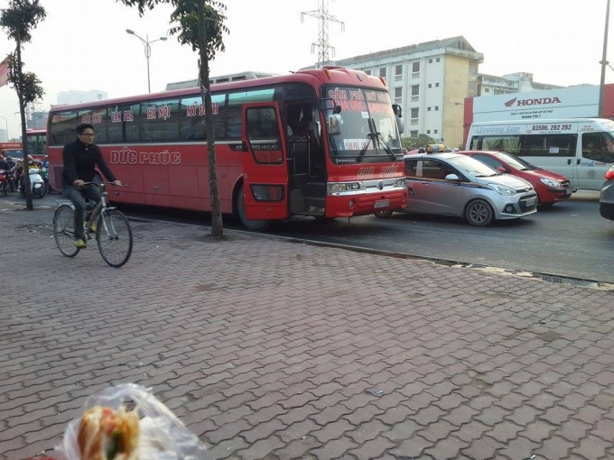 Chiếc xe n&agrave;y dừng hẳn lại, ngang nhi&ecirc;n mở cửa đợi đ&oacute;n kh&aacute;ch.