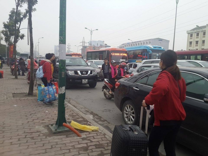 Những h&agrave;nh kh&aacute;ch c&oacute; vẻ như đ&atilde; rất quen thuộc với địa điểm xe đ&oacute;n kh&aacute;ch.