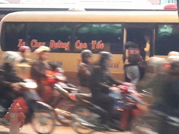 Xe đ&oacute;n kh&aacute;ch giữa l&ograve;ng đường.