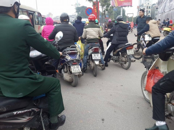 Đường tắc, c&aacute;c phương tiện, những người tham gia giao th&ocirc;ng