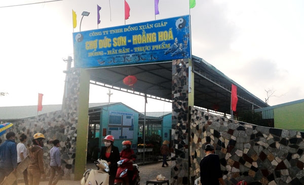 Chợ Đức Sơn x&atilde; Hoằng Đức (Hoằng Ho&aacute;) hoạt động tr&aacute;i ph&eacute;p nhiều th&aacute;ng nay trong sự l&uacute;ng t&uacute;ng của huyện Hoằng Ho&aacute;.