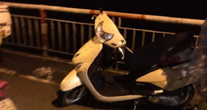 Chiếc xe của nạn nh&acirc;n tại hiện trường vụ tai nạn.