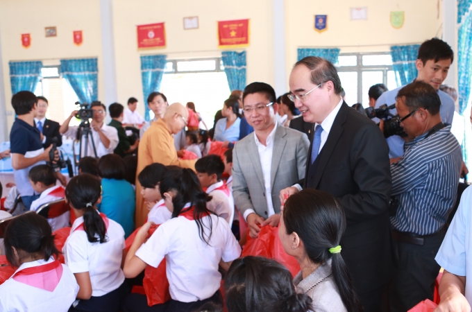 &Ocirc;ng Trần Văn Mạnh hỗ trợ đồng b&agrave;o C&ocirc;ng gi&aacute;o ở T&acirc;y Nguy&ecirc;n dịp Gi&aacute;ng sinh 2015&nbsp;