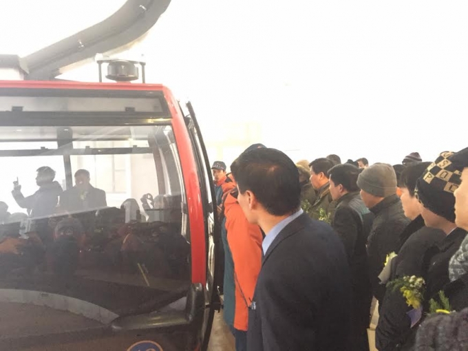 Người d&acirc;n h&aacute;o hức chờ đợi l&ecirc;n c&aacute;p treo Fansipan.