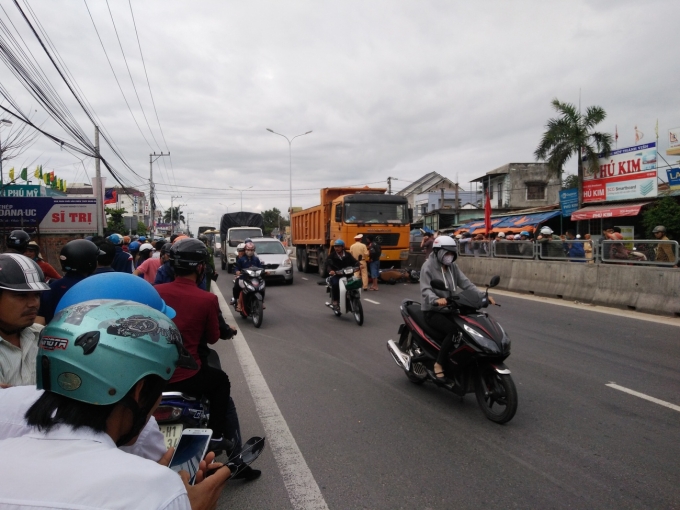 Rất đ&ocirc;ng người d&acirc;n đứng xem.