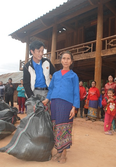 Đại diện Đo&agrave;n Thanh ni&ecirc;n Sở Văn h&oacute;a, Thể thao &amp;amp;amp; Du lịch Nghệ An trao qu&agrave; cho b&agrave; con bản Keng Đu, x&atilde; Keng Đu (ảnh Duy Ngợi).