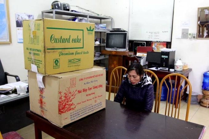 Nguyễn Thị Th&agrave;nh c&ugrave;ng tang vật tại cơ quan c&ocirc;ng an.