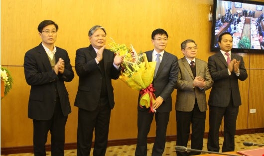 Bộ trưởng H&agrave; H&ugrave;ng Cường ch&uacute;c mừng thứ trưởng&nbsp;&nbsp;L&ecirc; Th&agrave;nh Long.