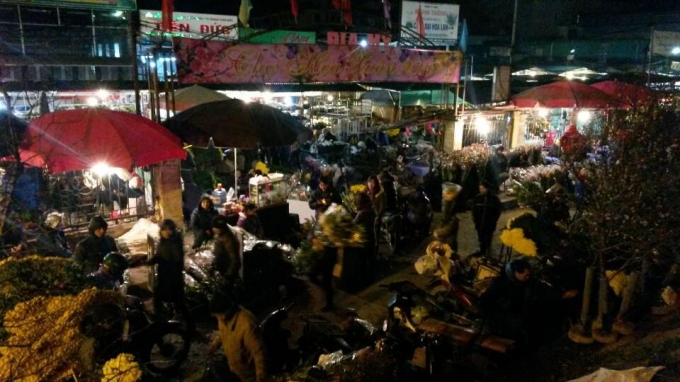 Khi th&agrave;nh phố ngủ, cũng l&agrave; khi nơi n&agrave;y đang diễn ra những hoạt động mua b&aacute;n tấp nập.