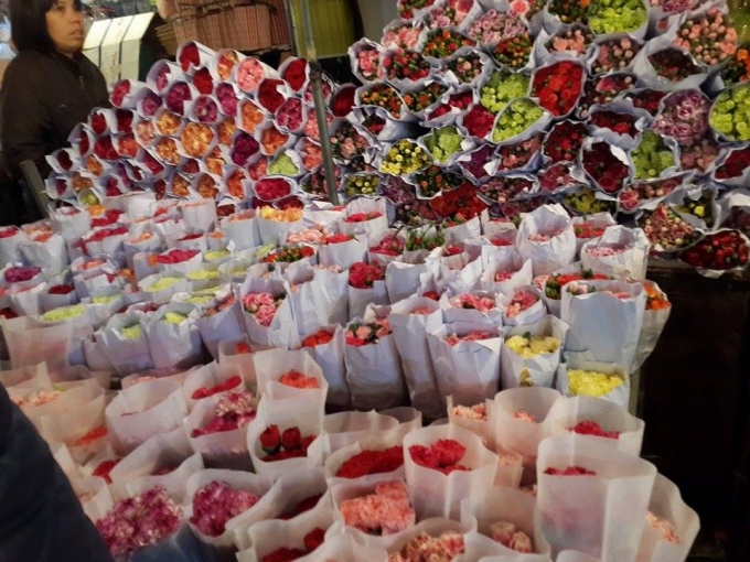 Những b&oacute; hoa rực rỡ mu&ocirc;n m&agrave;u được xếp ngay ngắn v&agrave; bắt mắt.