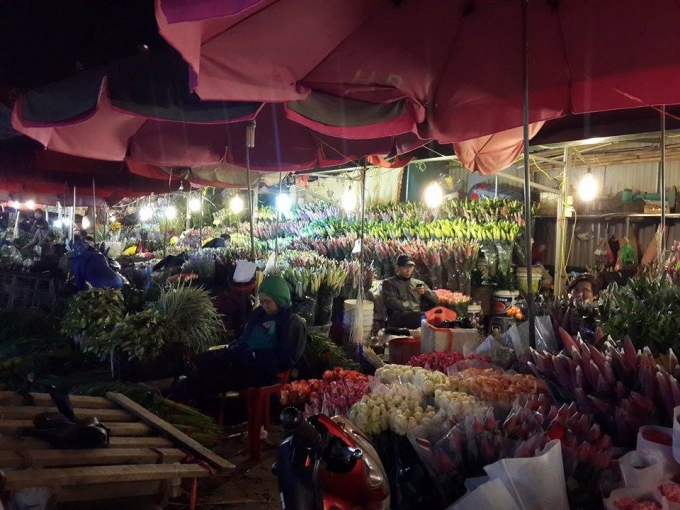 Chợ hoa rực rỡ v&agrave; s&aacute;ng bừng dưới &aacute;nh đ&egrave;n.
