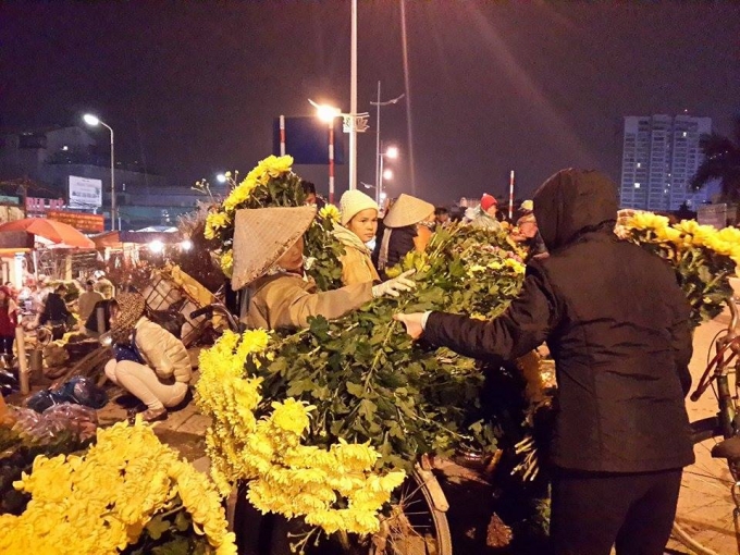 Kẻ b&aacute;n người mua tấp nập.