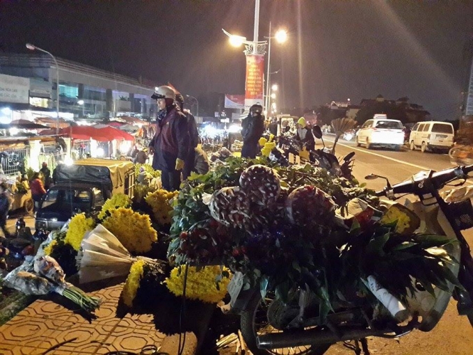 Những xe chở hoa về chợ của c&aacute;c tiểu thương.