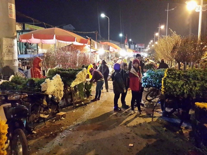 C&agrave;ng về những ng&agrave;y cận tết, chợ hoa c&agrave;ng trở n&ecirc;n nhộn nhịp.