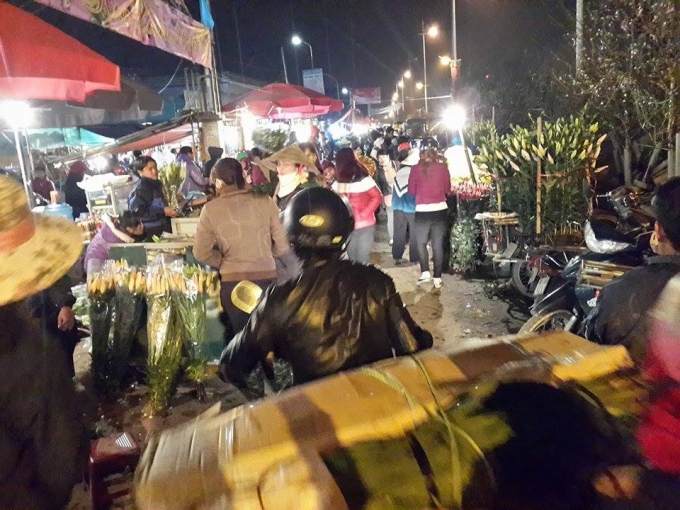 Đối với một số tiểu thương, hoa được chở về chợ từ khoảng 11h đ&ecirc;m h&ocirc;m trước.
