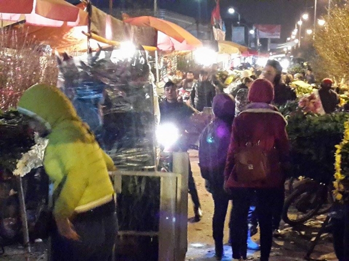 Tờ mờ s&aacute;ng, những xe hoa lại theo ch&acirc;n những g&aacute;nh h&agrave;ng rong len lỏi khắp c&aacute;c phố phường H&agrave; Nội.